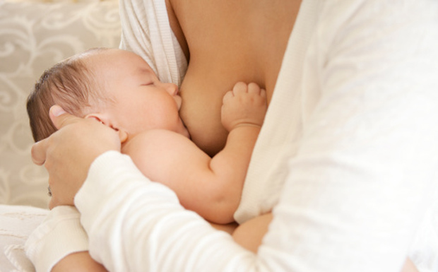 Femija dhe qumeshti i gjirit te nenes